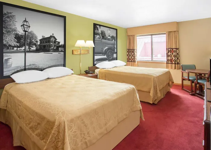 Super 8 By Wyndham Normal Motel Bloomington