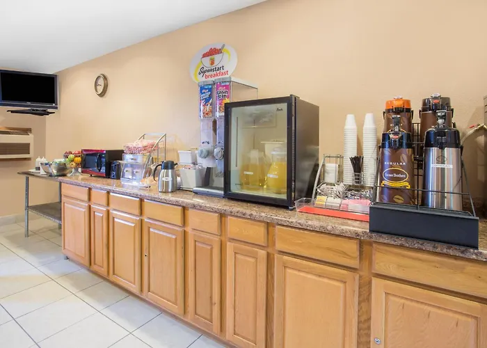 Super 8 By Wyndham Normal Motel