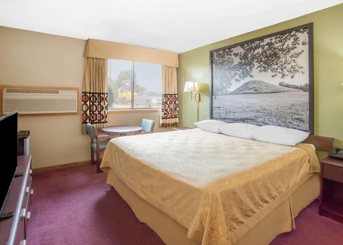 Super 8 By Wyndham Normal Motel