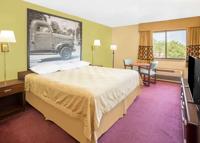 Super 8 By Wyndham Normal Motel