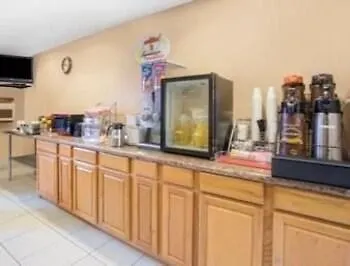 Super 8 By Wyndham Normal Motel 2*