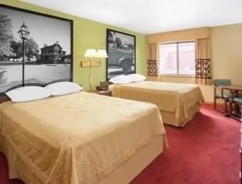Super 8 By Wyndham Normal Motel