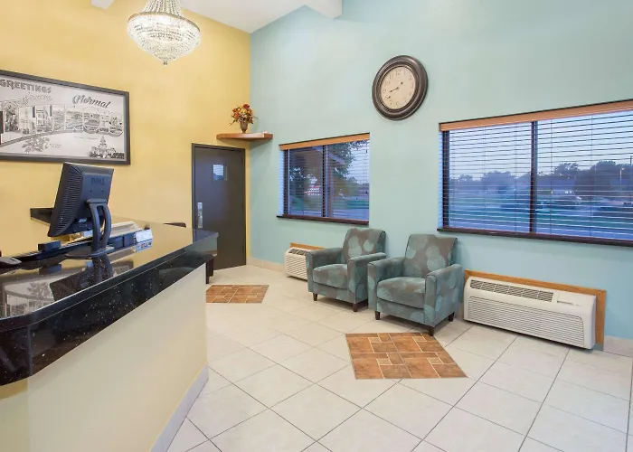 Super 8 By Wyndham Normal Motel Bloomington