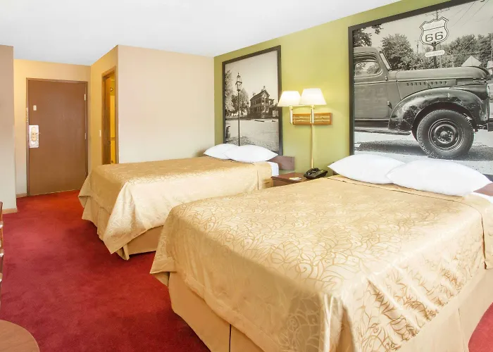 Super 8 By Wyndham Normal Bloomington