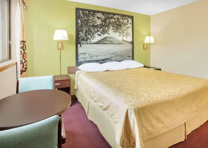 Super 8 By Wyndham Normal Motel 2*