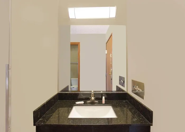 Super 8 By Wyndham Normal Motel 2*