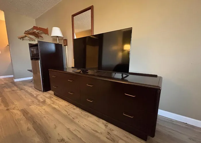 Super 8 By Wyndham Normal Motel