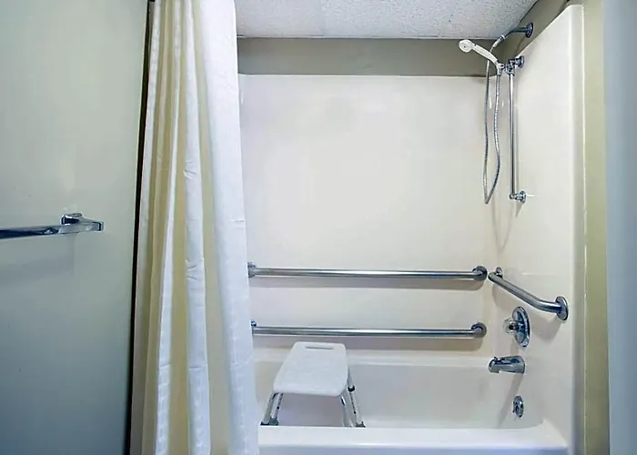 Super 8 By Wyndham Normal Motel