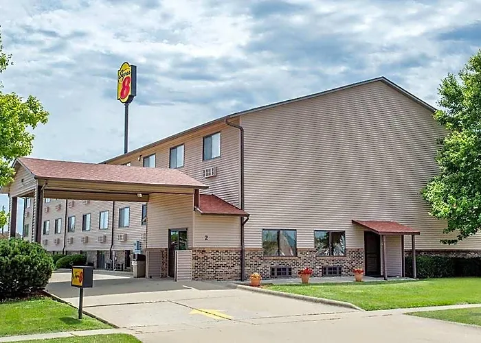 Super 8 By Wyndham Normal Motel