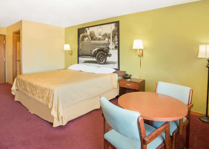 Super 8 By Wyndham Normal Motel